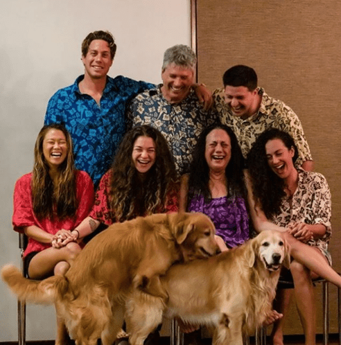 Cães a 'pinar' estragam fotografia de reencontro de uma família