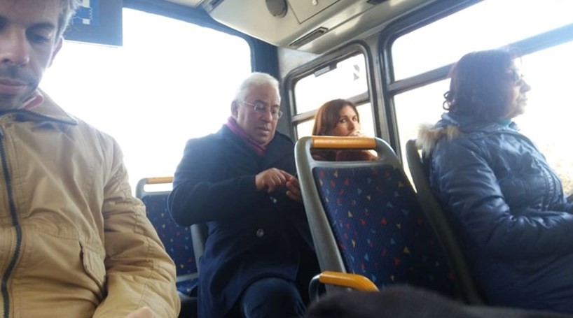 Primeiro-ministro "apanhado" no autocarro a caminho da Loja do Cidadão