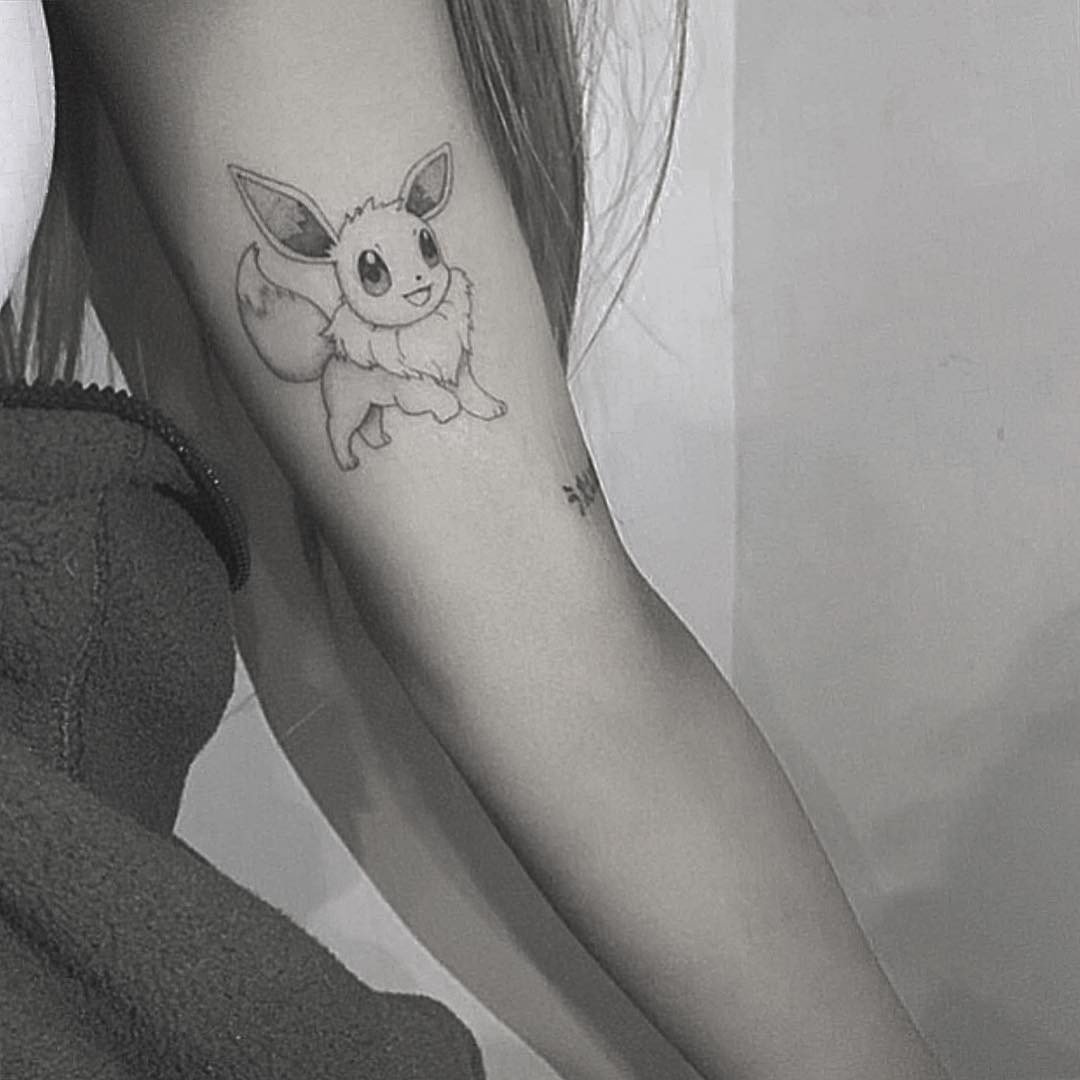 Ariana Grande tatua pokémon no braço