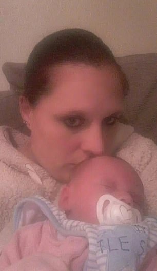 Mãe esmaga costelas da filha de apenas 2 meses porque não a queria ouvir chorar