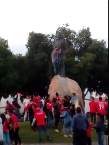 Adepto do Benfica hospitalizado após cair de estátua em Beja