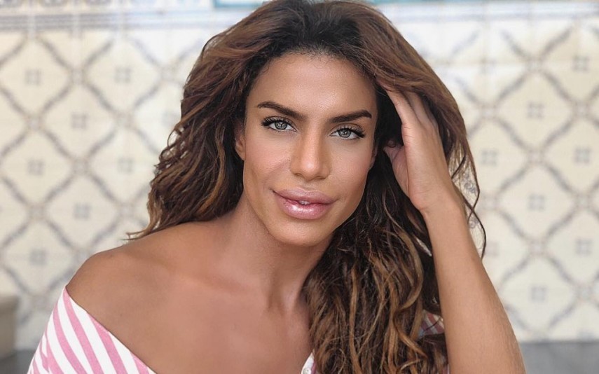 Carlos Costa em cima de boia de unicórnio em clima ...