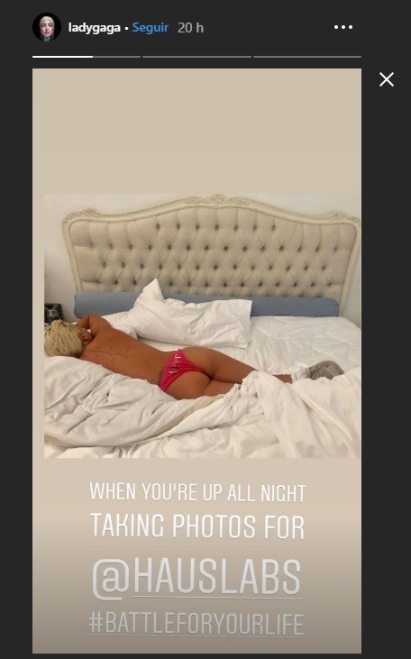 Lady Gaga surpreende em topless na cama com o rabiosque virado