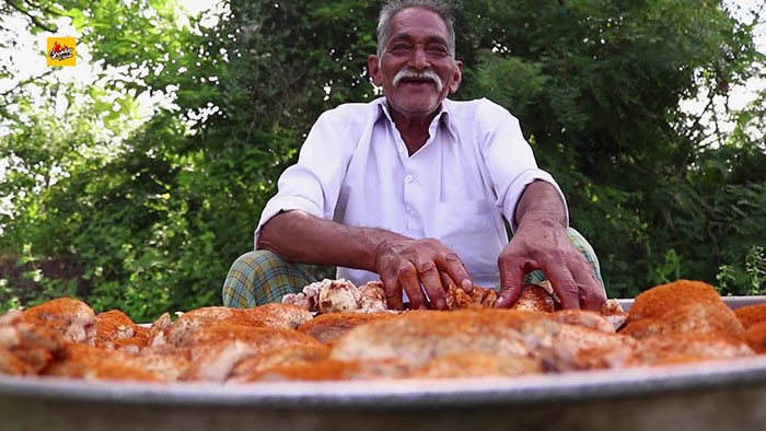 Youtuber cozinheiro que alimentava crianças órfãs faleceu aos 73 anos