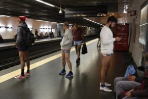 Dezenas de pessoas "viajaram" de cuecas no metro de Lisboa e Porto. Saiba o porquê