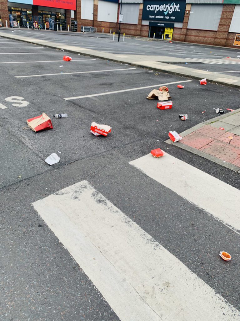 Após desconfinamento no Reino Unido, clientes de KFC deixam a rua assim