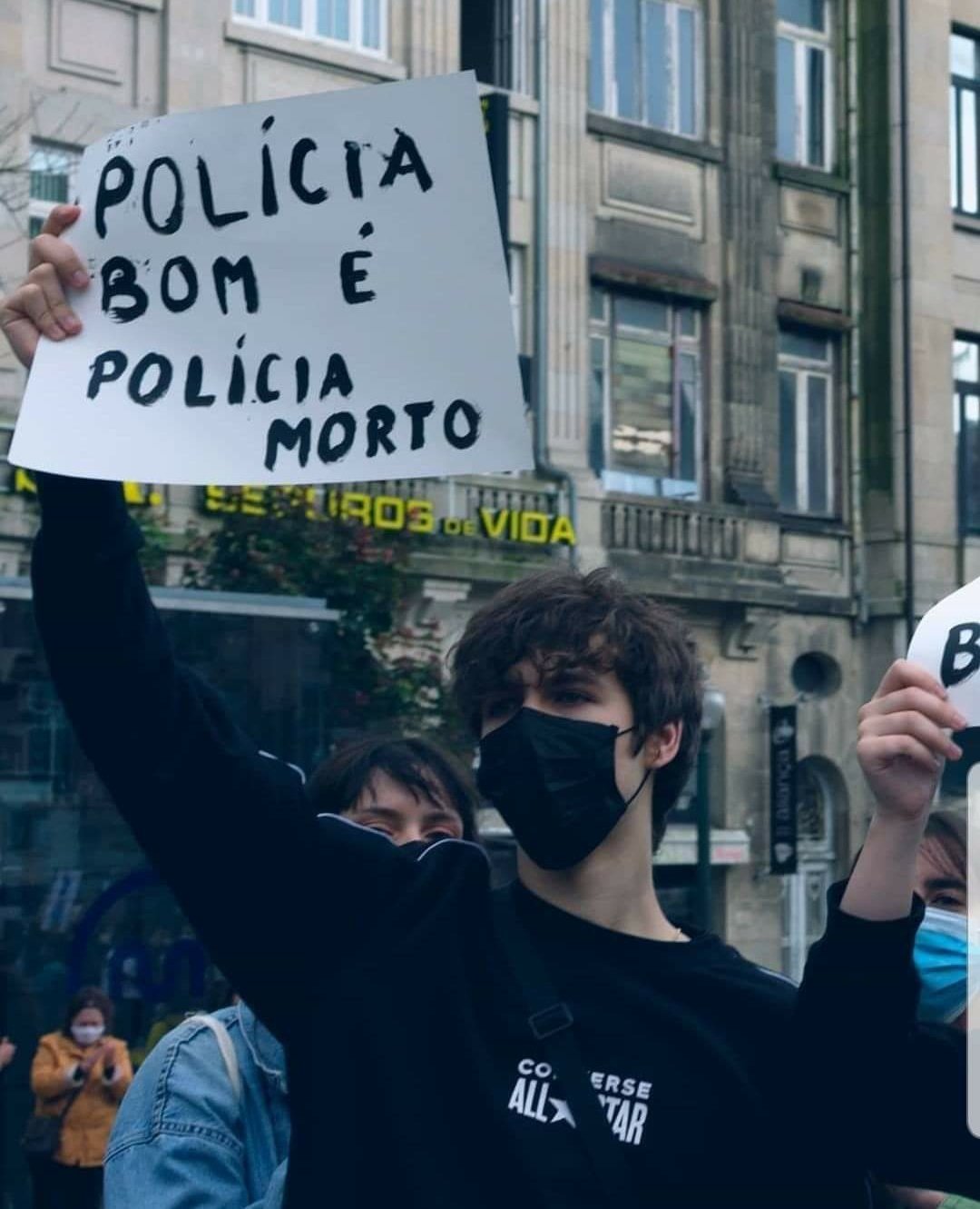 No Porto, jovem com cartaz de ÓDIO já foi identificado: "Polícia bom é polícia morto"