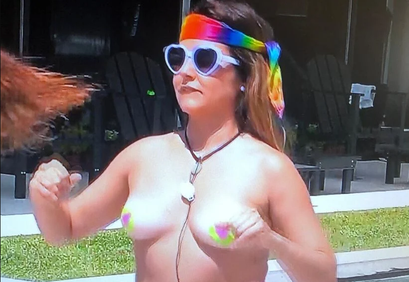 Sem pudores, Ana Catharina faz topless no 'Big Brother'
