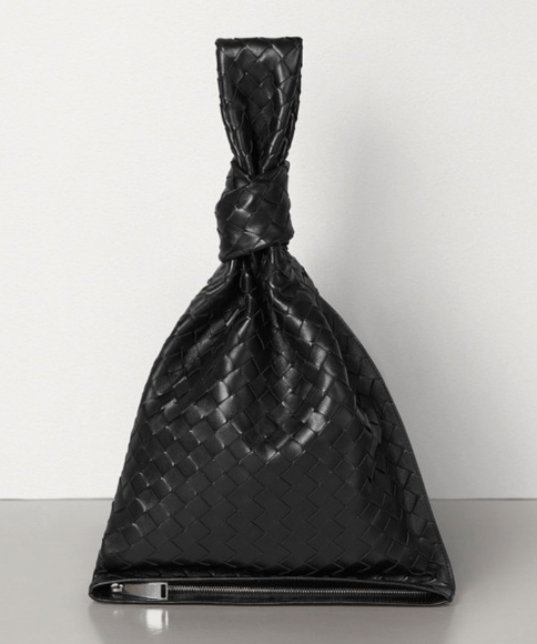 Com o custo de 1.800€, mala da Bottega Veneta comparada com um saco cocó de cão