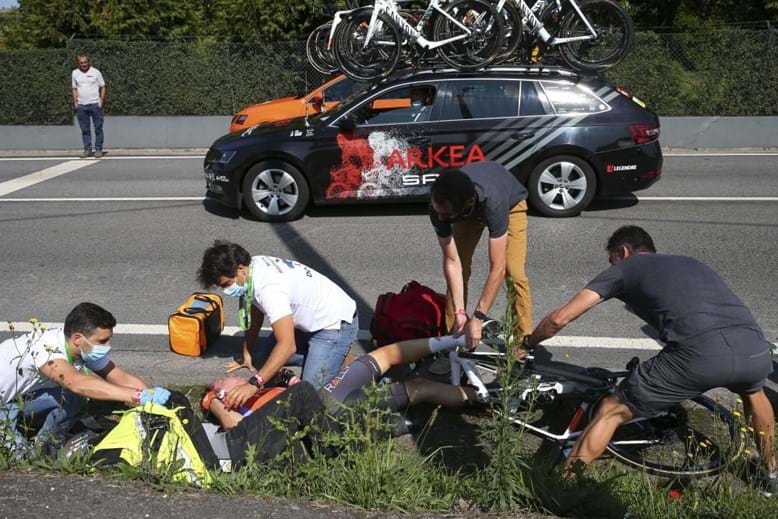 'Volta a Portugal' marcada esta terça-feira por grave queda de Nigel Ellsay e bandeira amarela que acabaram transportados para o hospital
