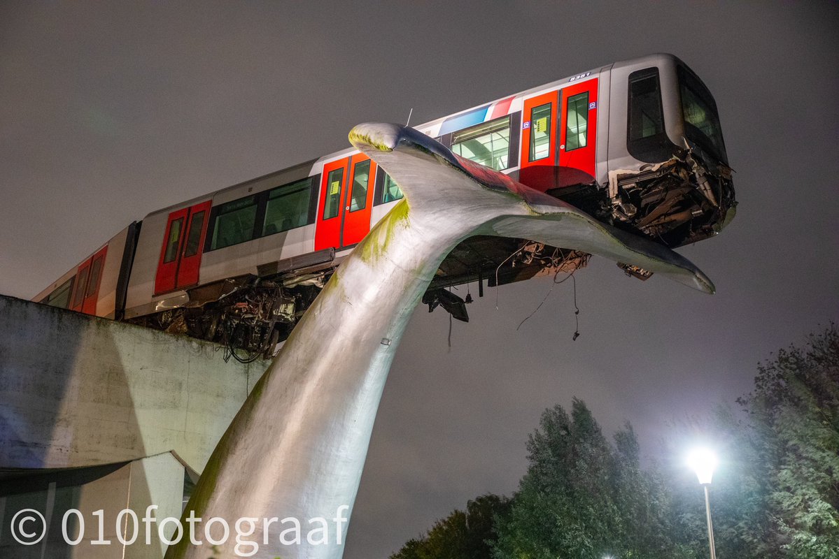 Escultura de baleia impediu queda de carruagem de metro com passageiros no interior na Holanda