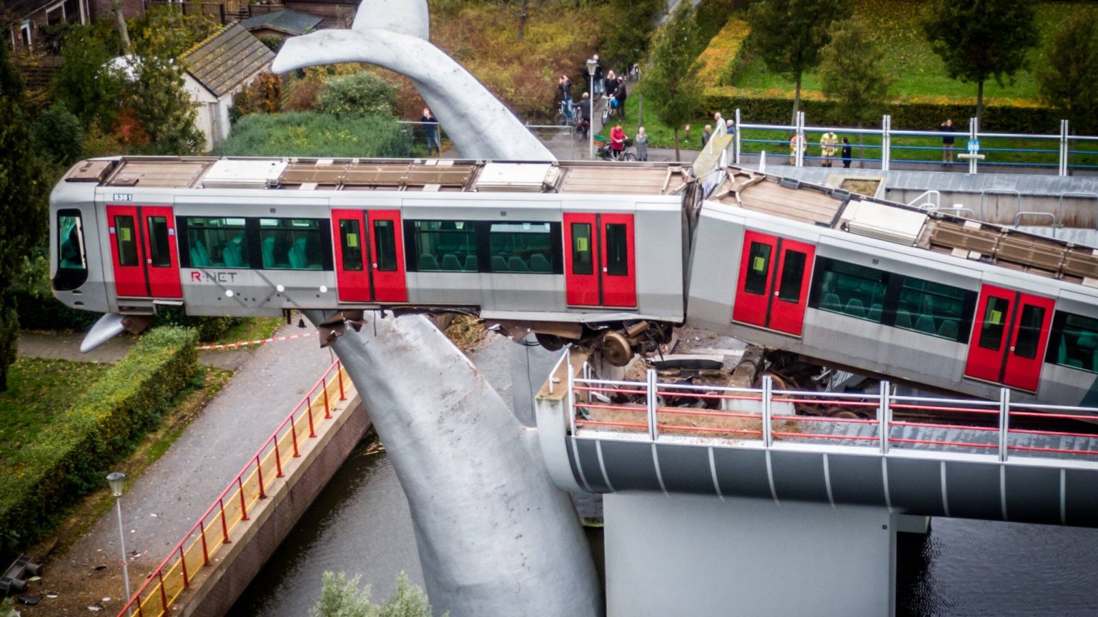Escultura de baleia impediu queda de carruagem de metro com passageiros no interior na Holanda