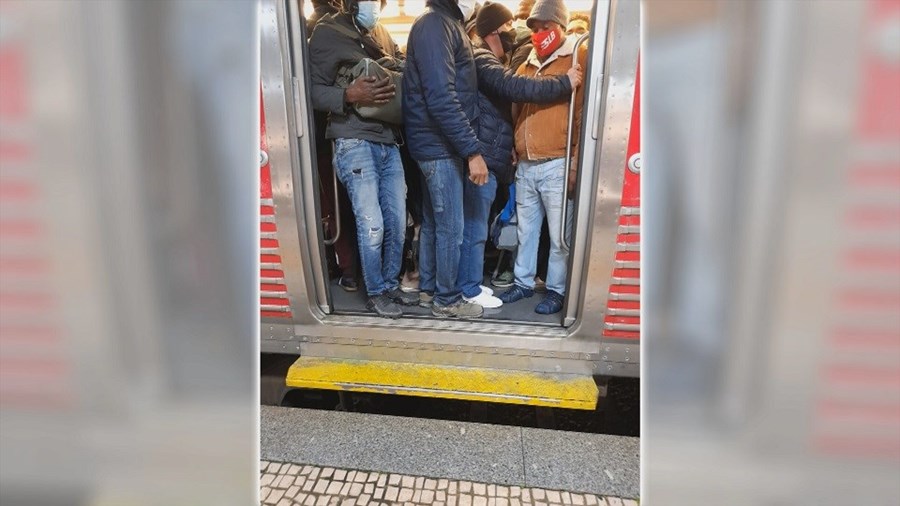 Caos na linha de Sintra com comboios lotados e sem condições de segurança