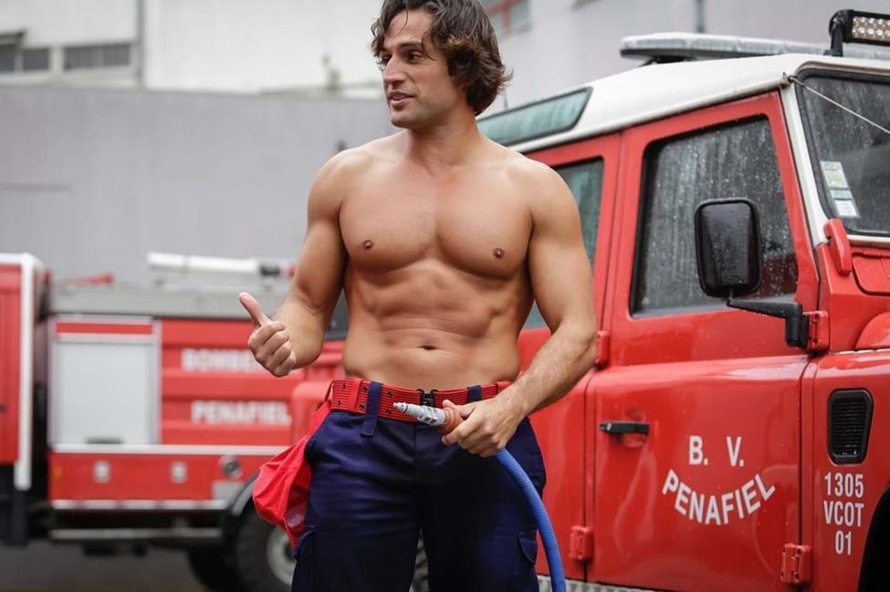 José Fidalgo protagoniza cena quente como bombeiro em novela da SIC