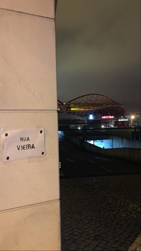 Colocadas tarjas no Estádio da Luz a criticar direção do SL Benfica: "Rua Vi€eira"