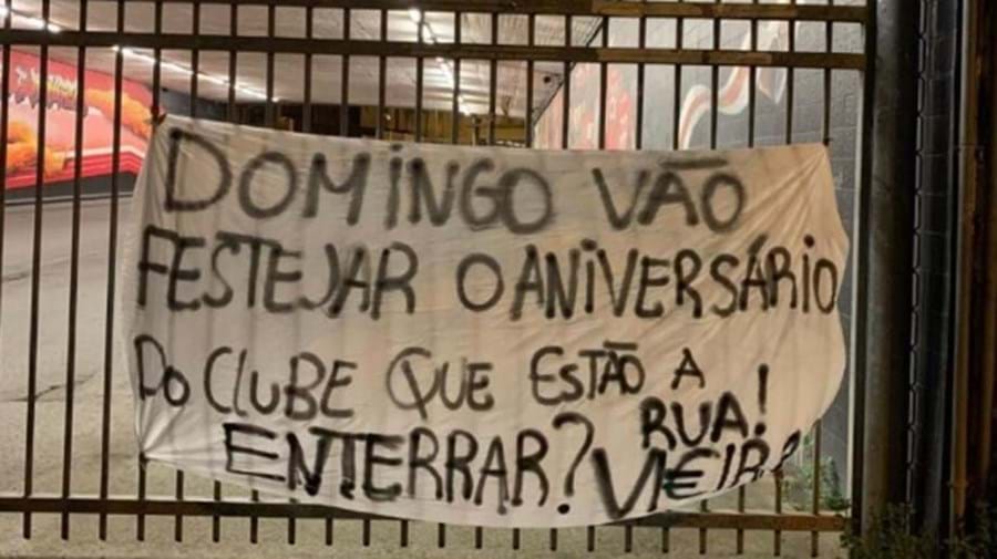 Colocadas tarjas no Estádio da Luz a criticar direção do SL Benfica: "Rua Vi€eira"