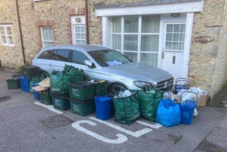 Vizinhos decidem vingar-se de condutor que deixou o carro por 2 dias a bloquear a recolha do lixo