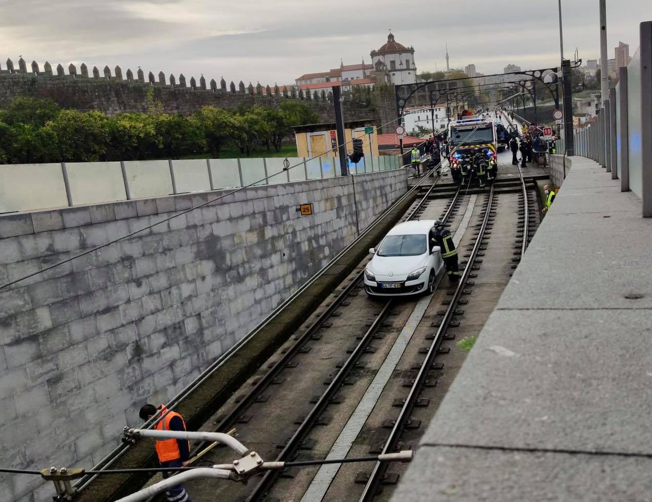 Condutor entra no túnel do Metro do Porto por engano e culpa GPS