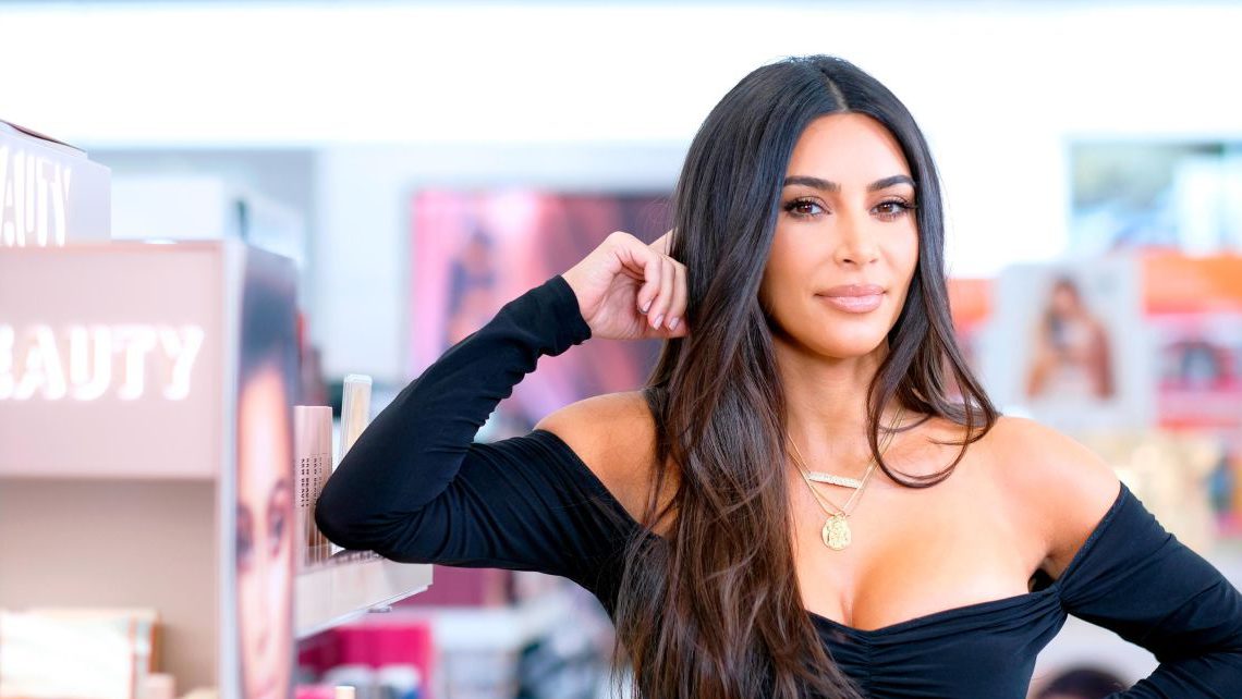 kim kardashian faz sucesso com decote generoso jornal diário online