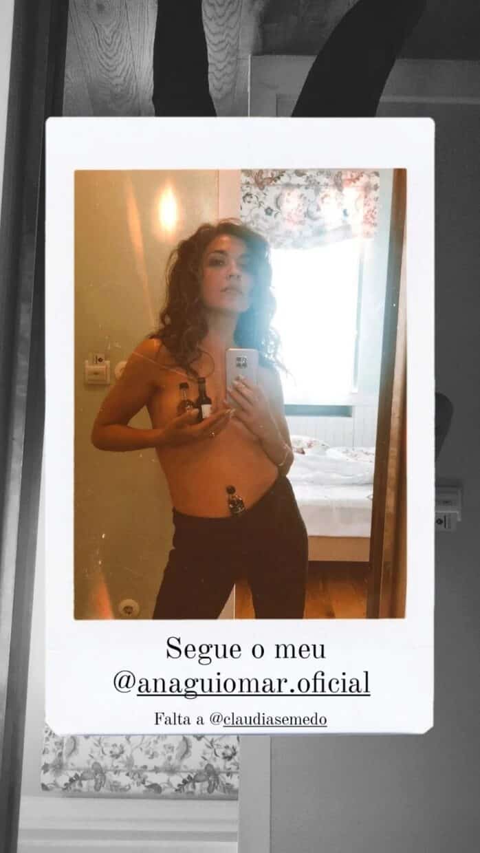 Sara Barradas posa em topless em frente ao espelho