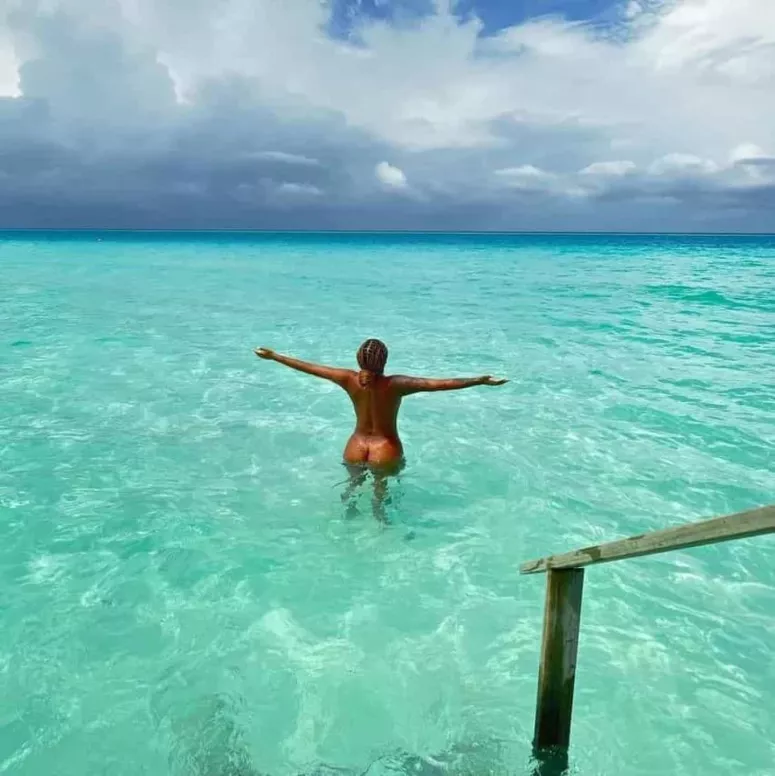 Ludmilla surpreende ao posar nua em praia nas Maldivas