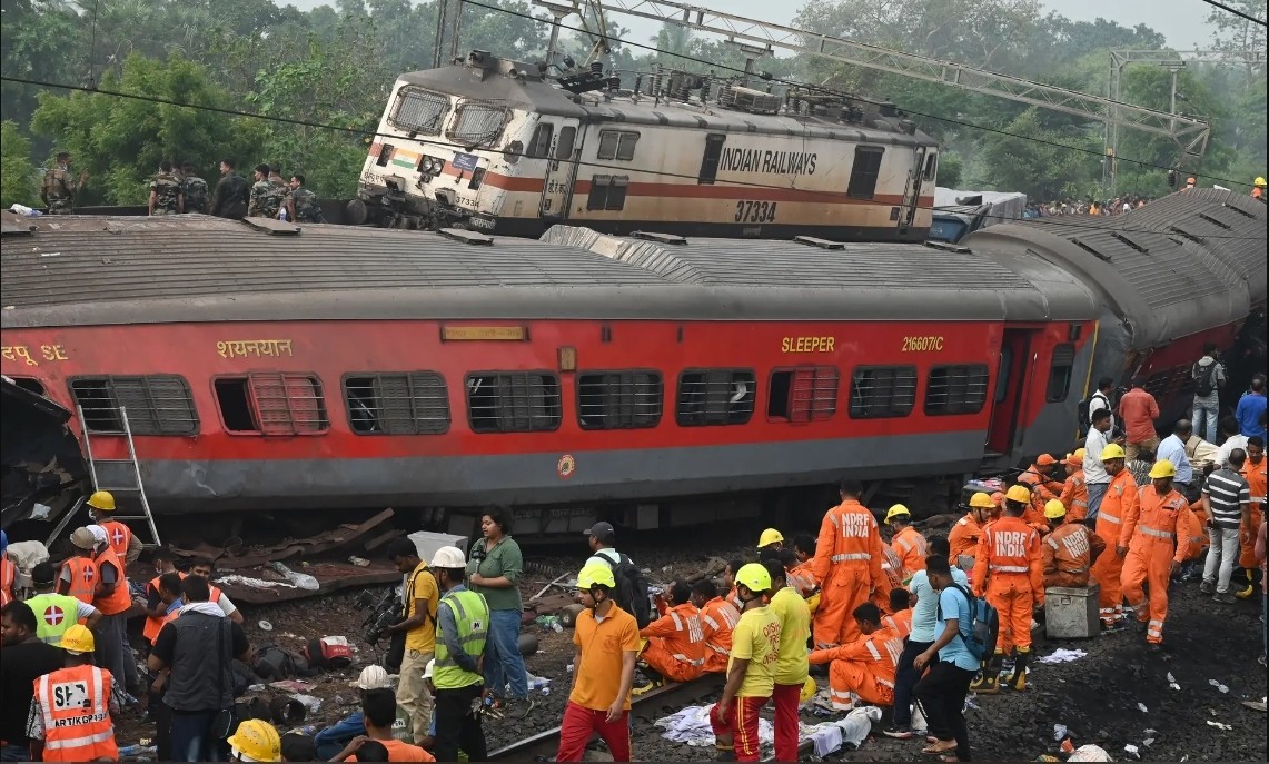 ÚLTIMA HORA: Tragédia na Índia! Colisão fatal entre 3 comboios resulta em mais de 230 mortos