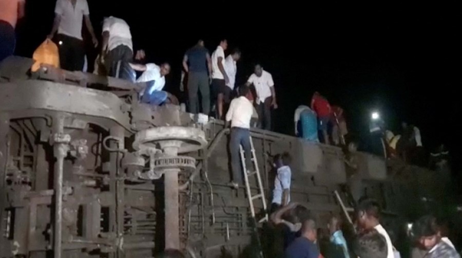 ÚLTIMA HORA: Tragédia na Índia! Colisão fatal entre 3 comboios resulta em mais de 230 mortos