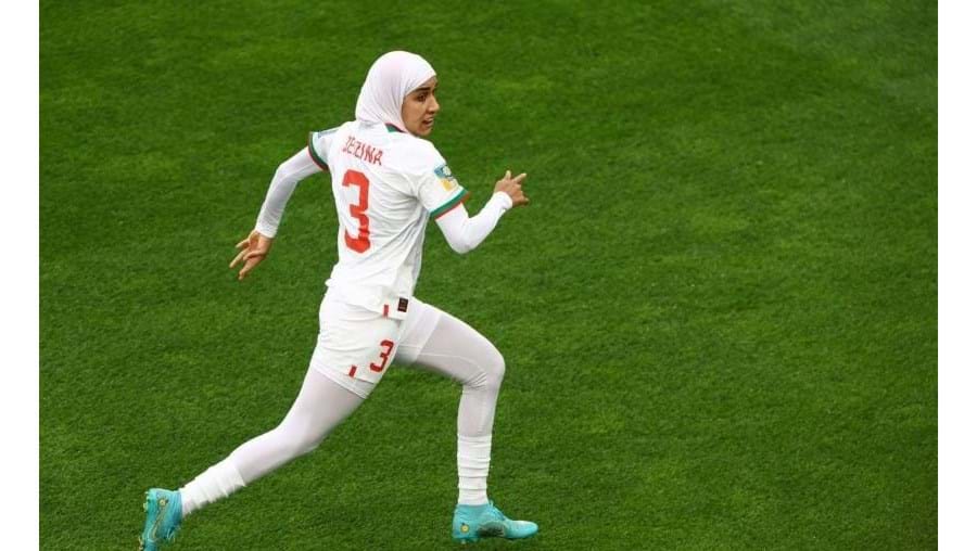 Futebolista faz história ao ser a primeira a jogar com um hijab na Copa do Mundo