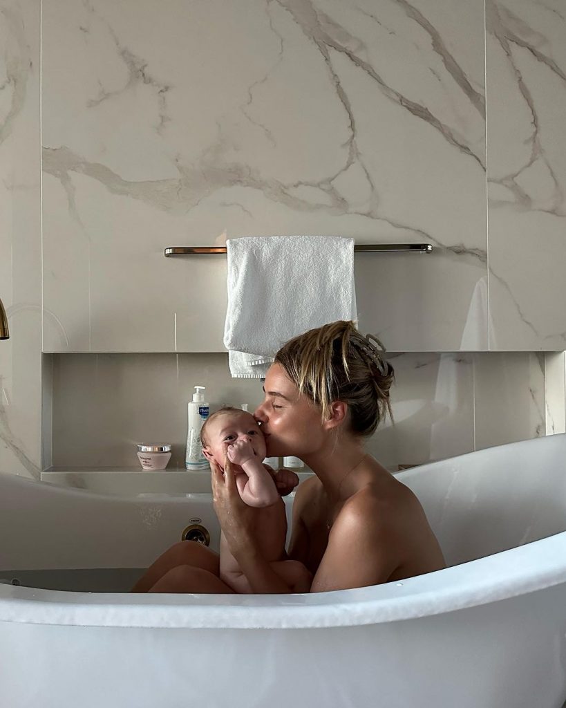 Kelly Bailey deixa fãs rendidos com adorável momento na banheira ao lado do seu filho