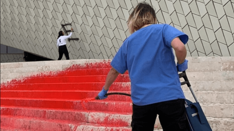 Ativistas do Climáximo apanhadas a dar "um novo look" à escadaria do MAAT em Lisboa