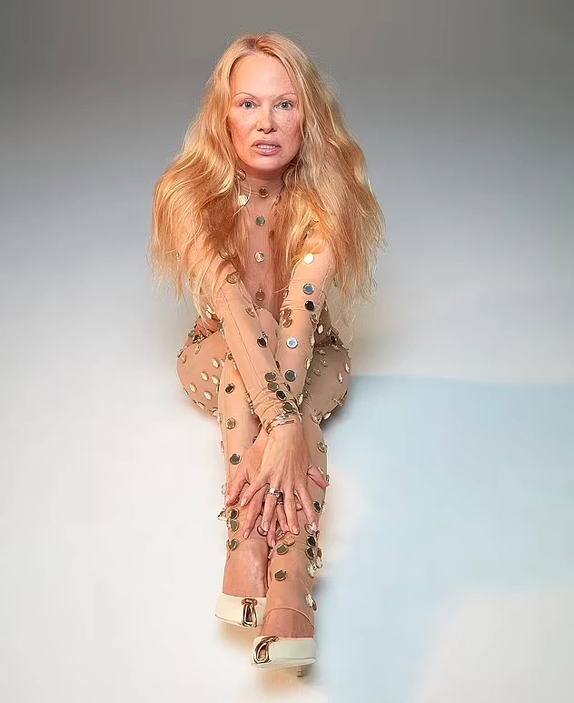 Aos 56 anos, Pamela Anderson faz sessão de fotos sem maquilhagem!